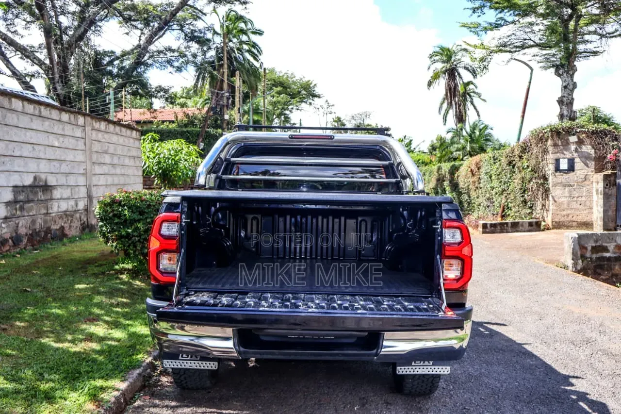 Toyota Hilux 2021 Black