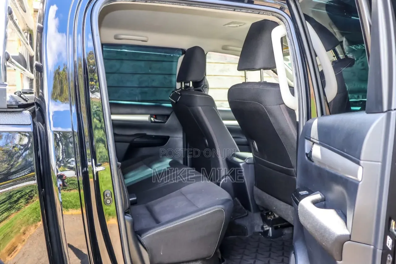 Toyota Hilux 2021 Black