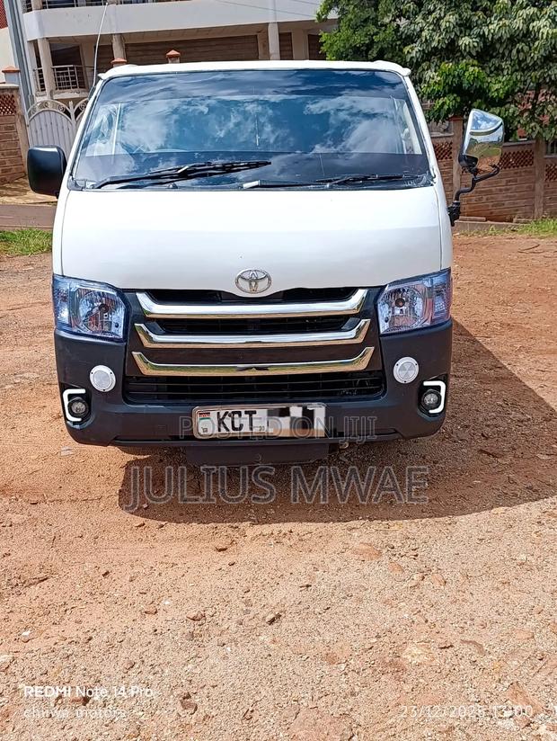 Toyota HiAce 2012 White