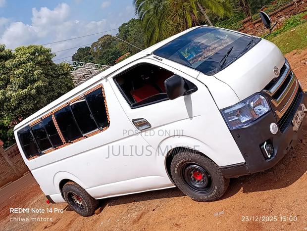 Toyota HiAce 2012 White - thumbnail 2