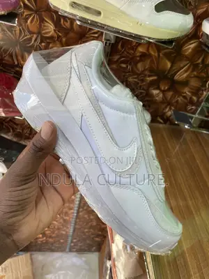 Nike Saccai