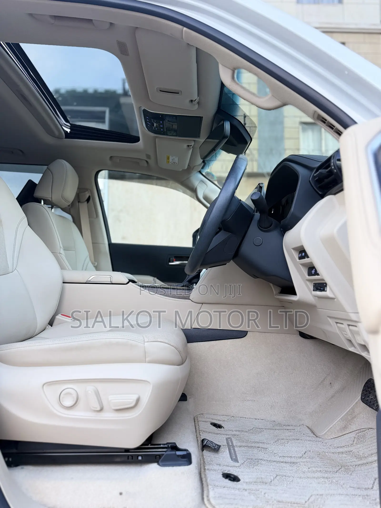 Toyota Land Cruiser LC300 2023 White