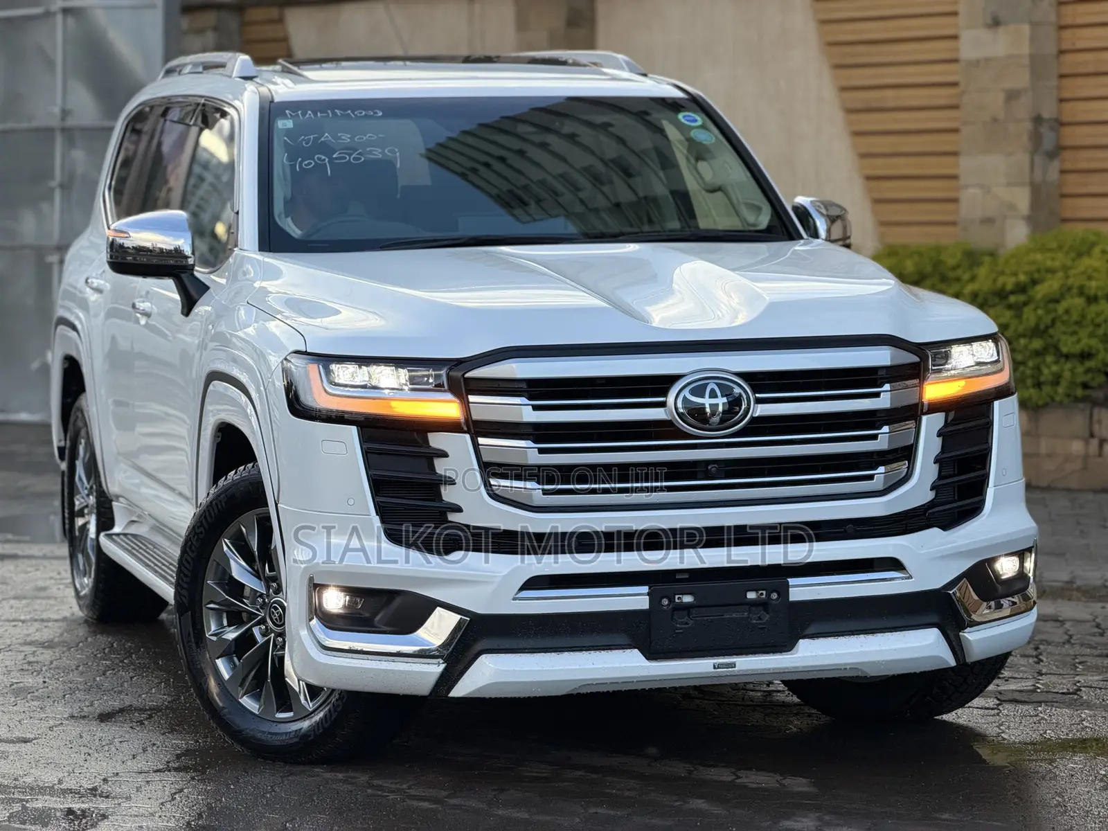 Toyota Land Cruiser LC300 2023 White