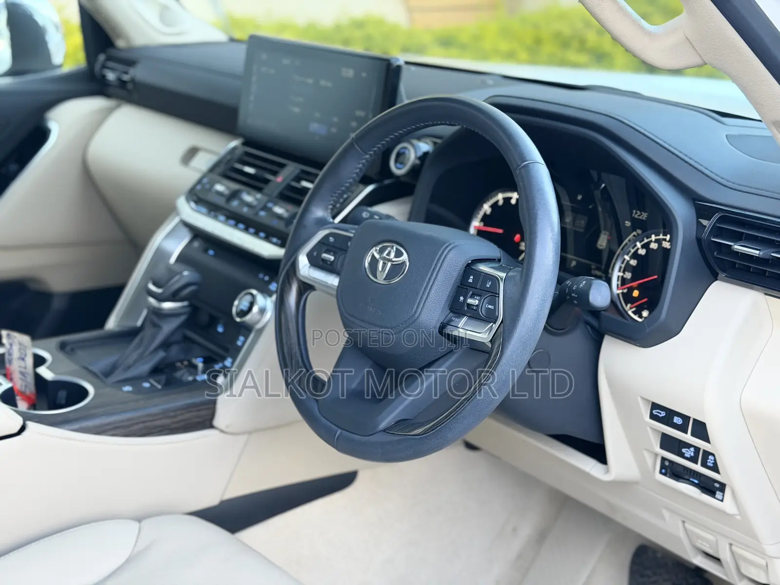 Toyota Land Cruiser LC300 2023 White