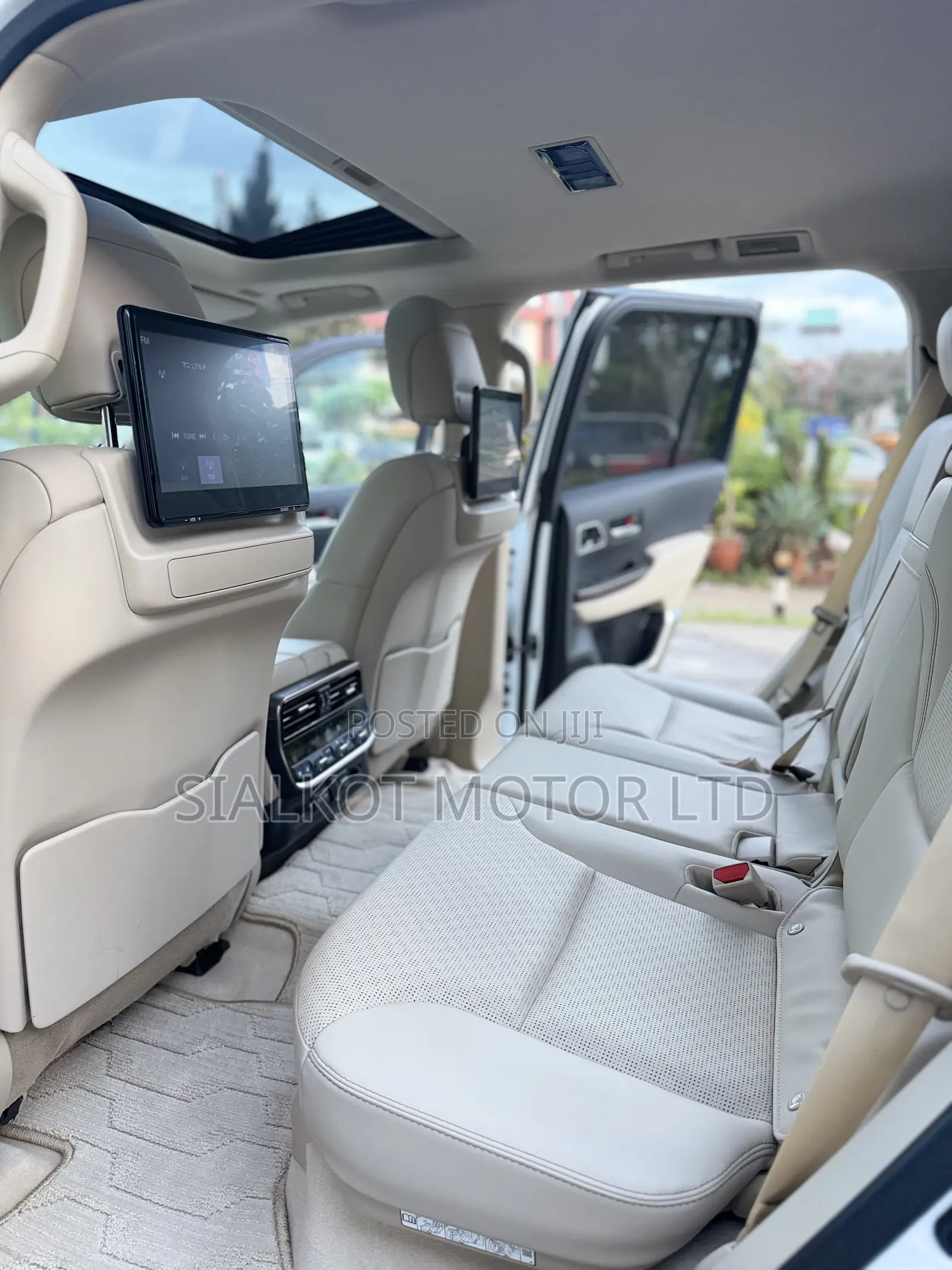 Toyota Land Cruiser LC300 2023 White