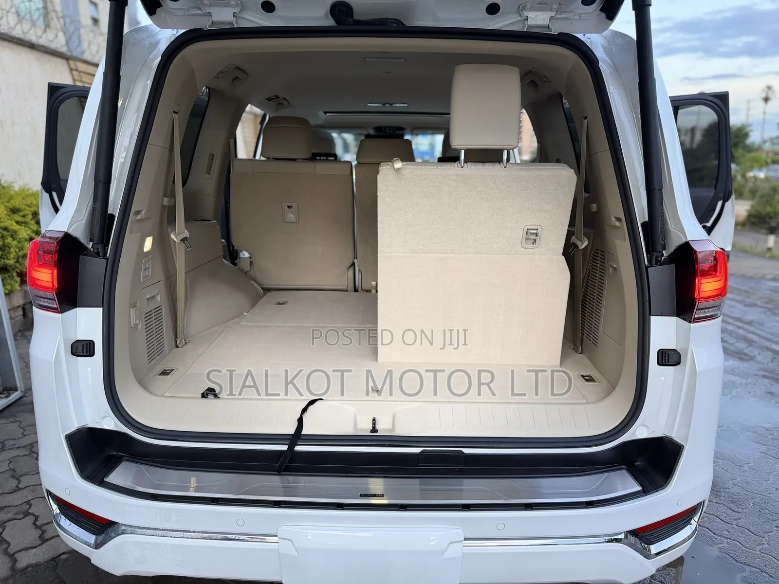 Toyota Land Cruiser LC300 2023 White