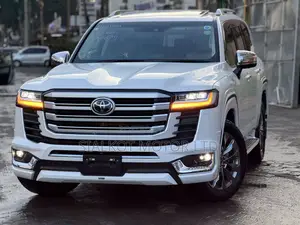 Toyota Land Cruiser LC300 2023 White