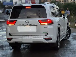 Toyota Land Cruiser LC300 2023 White