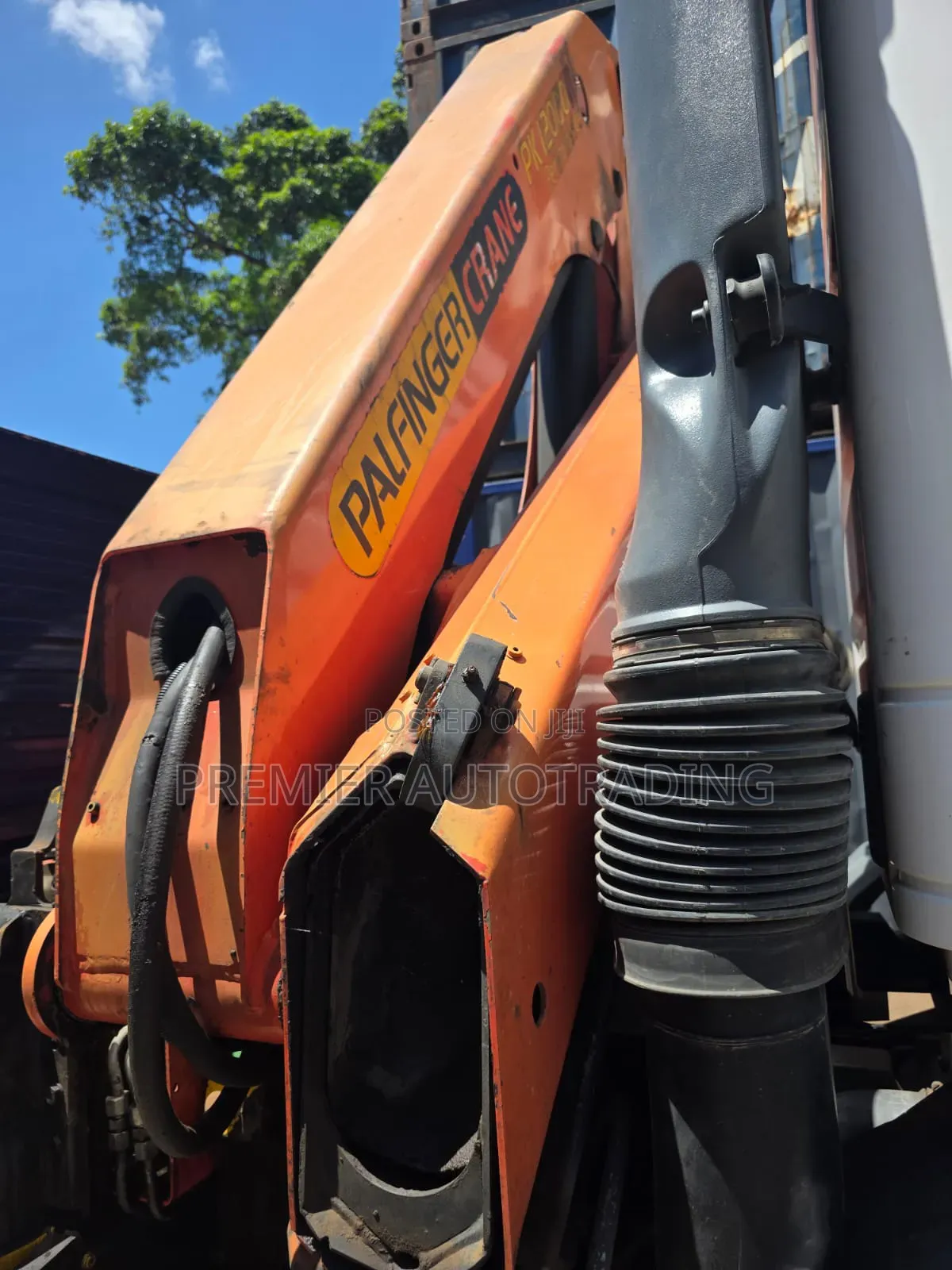 Clean Axor Mp3 8wheeler With 7 Ton Crane