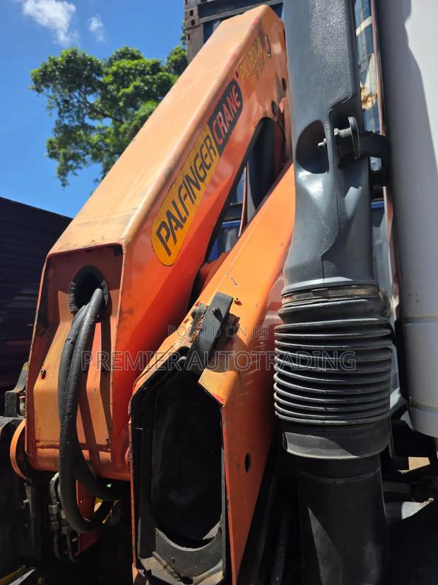 Clean Axor Mp3 8wheeler With 7 Ton Crane - thumbnail 4