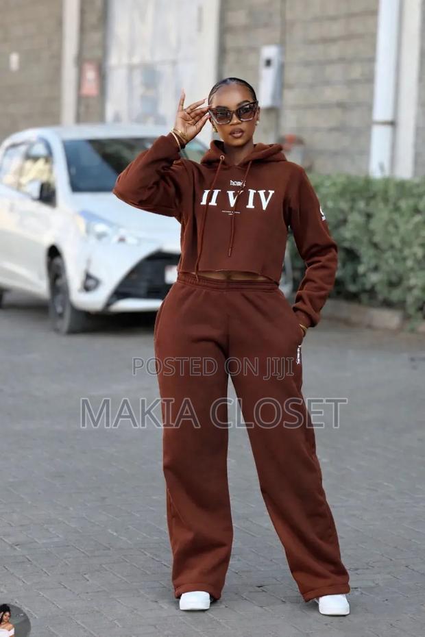Trendy Ladies 2-Piece Set – Crop Hoodie Wide-Leg Sweatpants - thumbnail 2