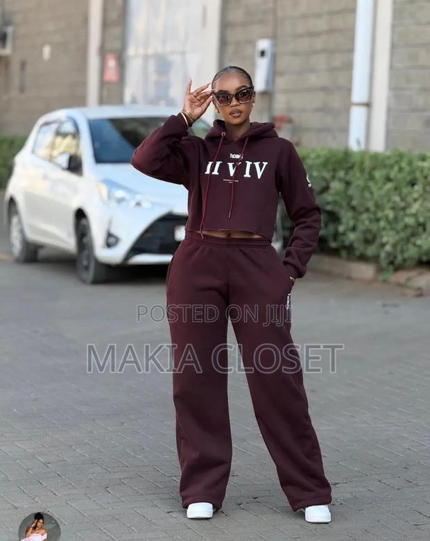 Trendy Ladies 2-Piece Set – Crop Hoodie Wide-Leg Sweatpants - thumbnail 3