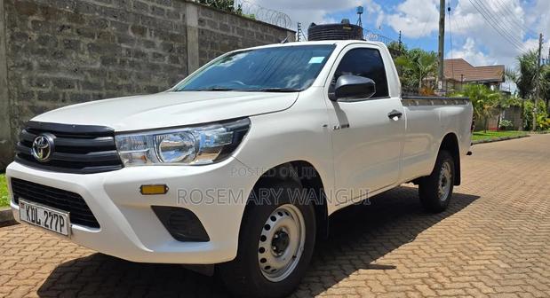Toyota Hilux 2023 White