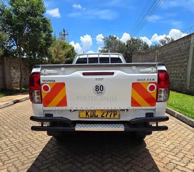 Toyota Hilux 2023 White - thumbnail 2