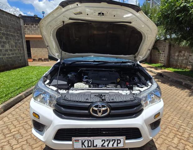 Toyota Hilux 2023 White - thumbnail 3