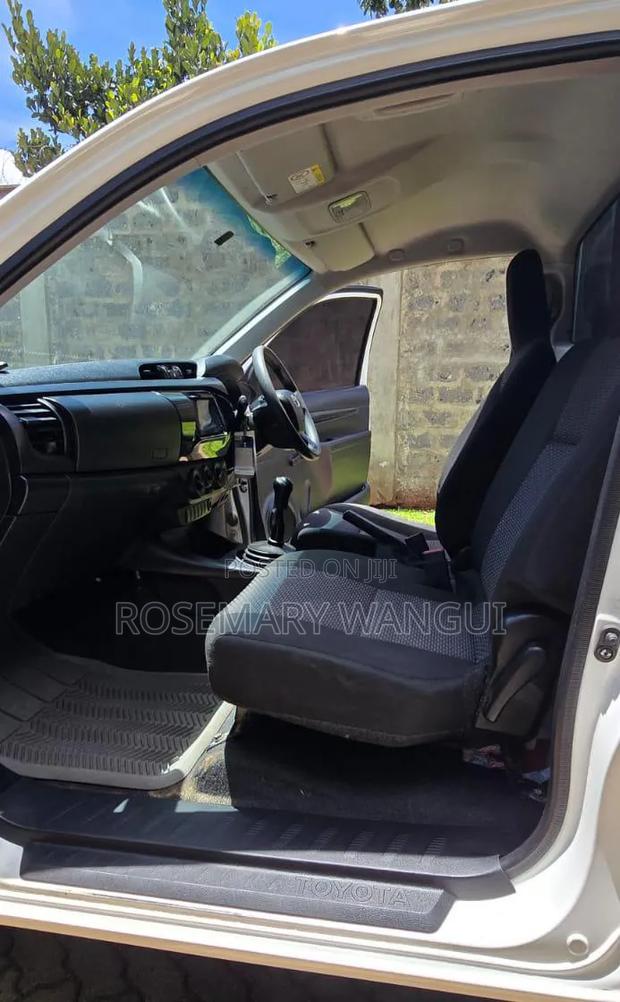 Toyota Hilux 2023 White - thumbnail 4