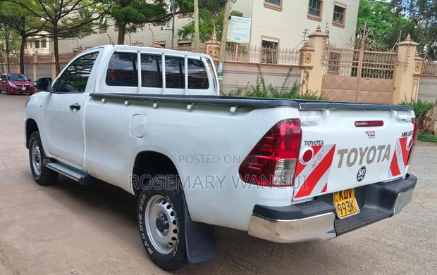 Toyota Hilux 2023 White - thumbnail 5