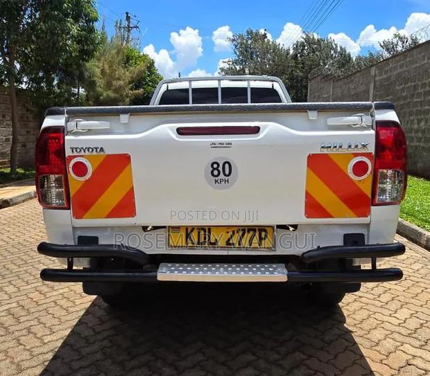 Toyota Hilux 2023 White - thumbnail 6