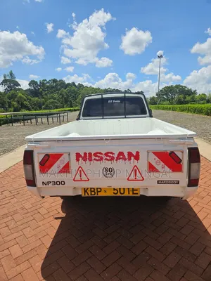 Nissan Hardbody 2013 White