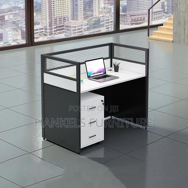 1-Way Office Workstation With Spacious Design