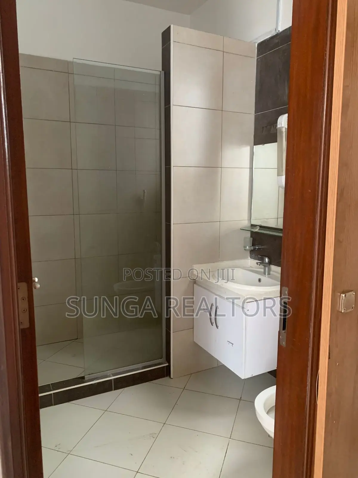 3bdrm Apartment in Mpaka Rd., Raphta Road Area for rent