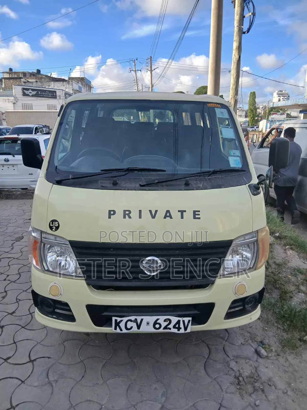 Nissan Caravan (Urvan) 2014 Beige