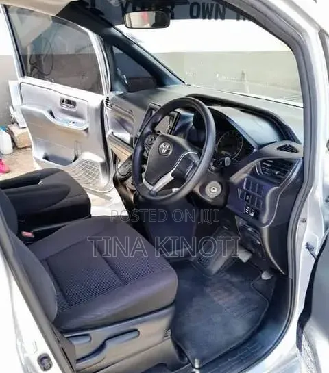 Toyota Voxy 2014 Silver