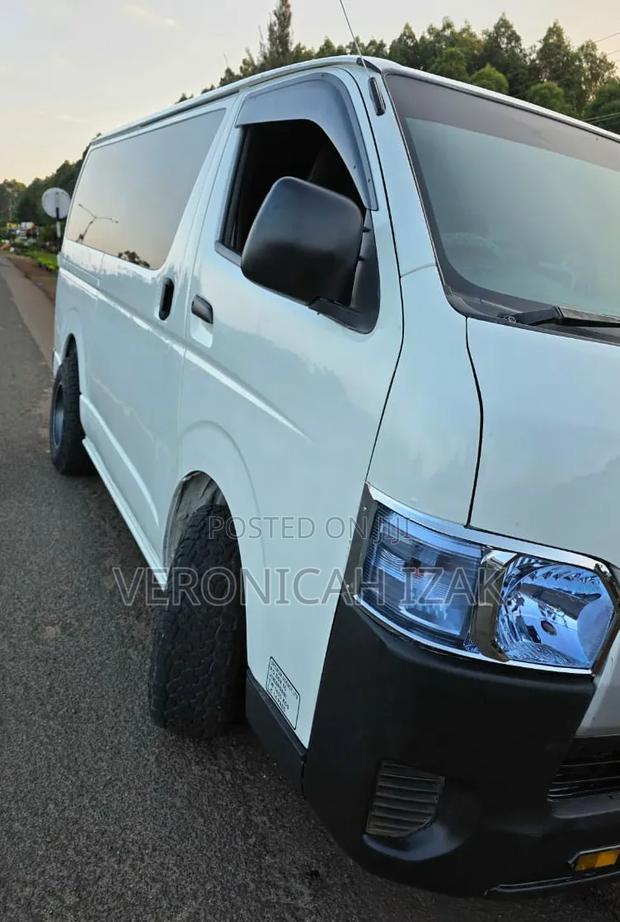 Toyota HiAce 2014 White - thumbnail 2