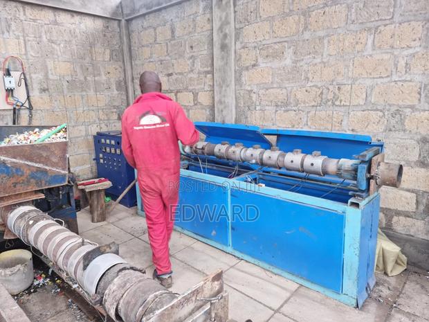 Plastic Poles Extrusion Moulding Machine - thumbnail 2