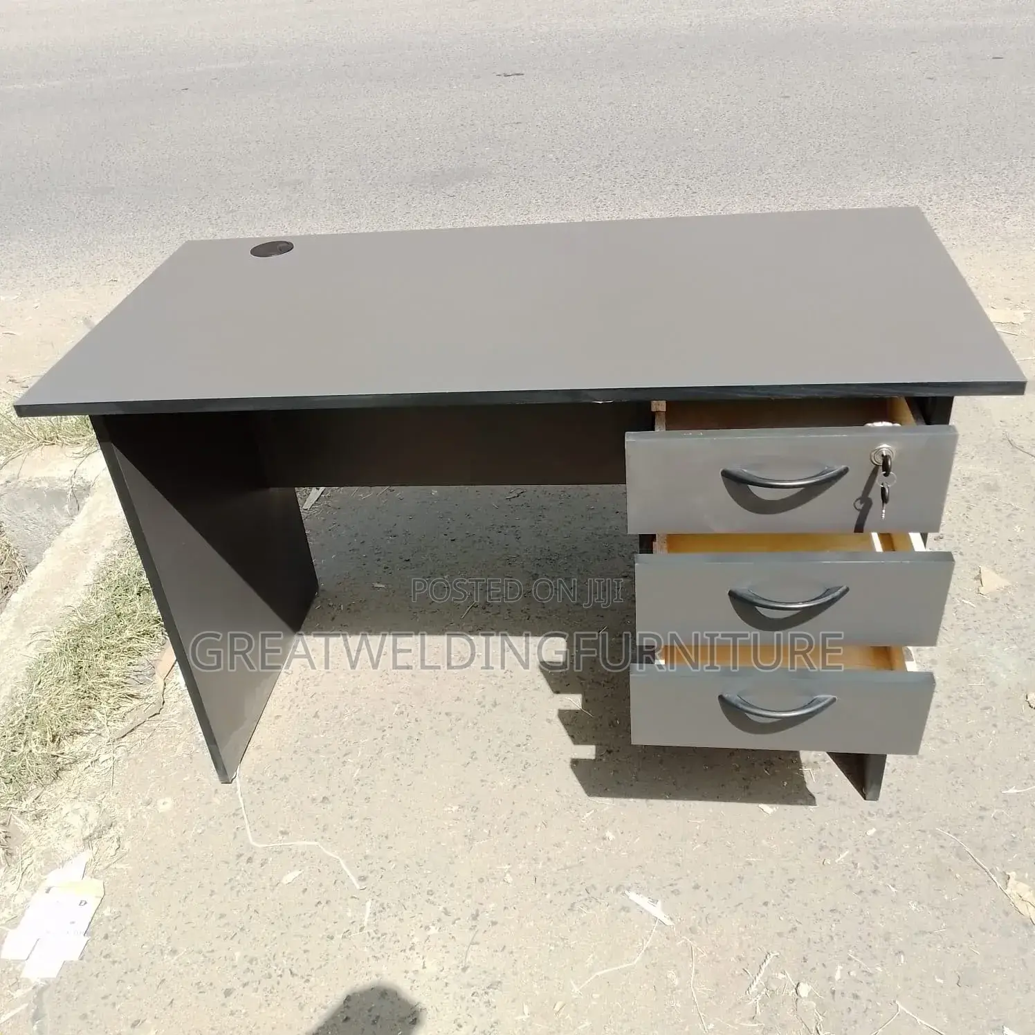 0.9m Office Desk With Three Drawers K