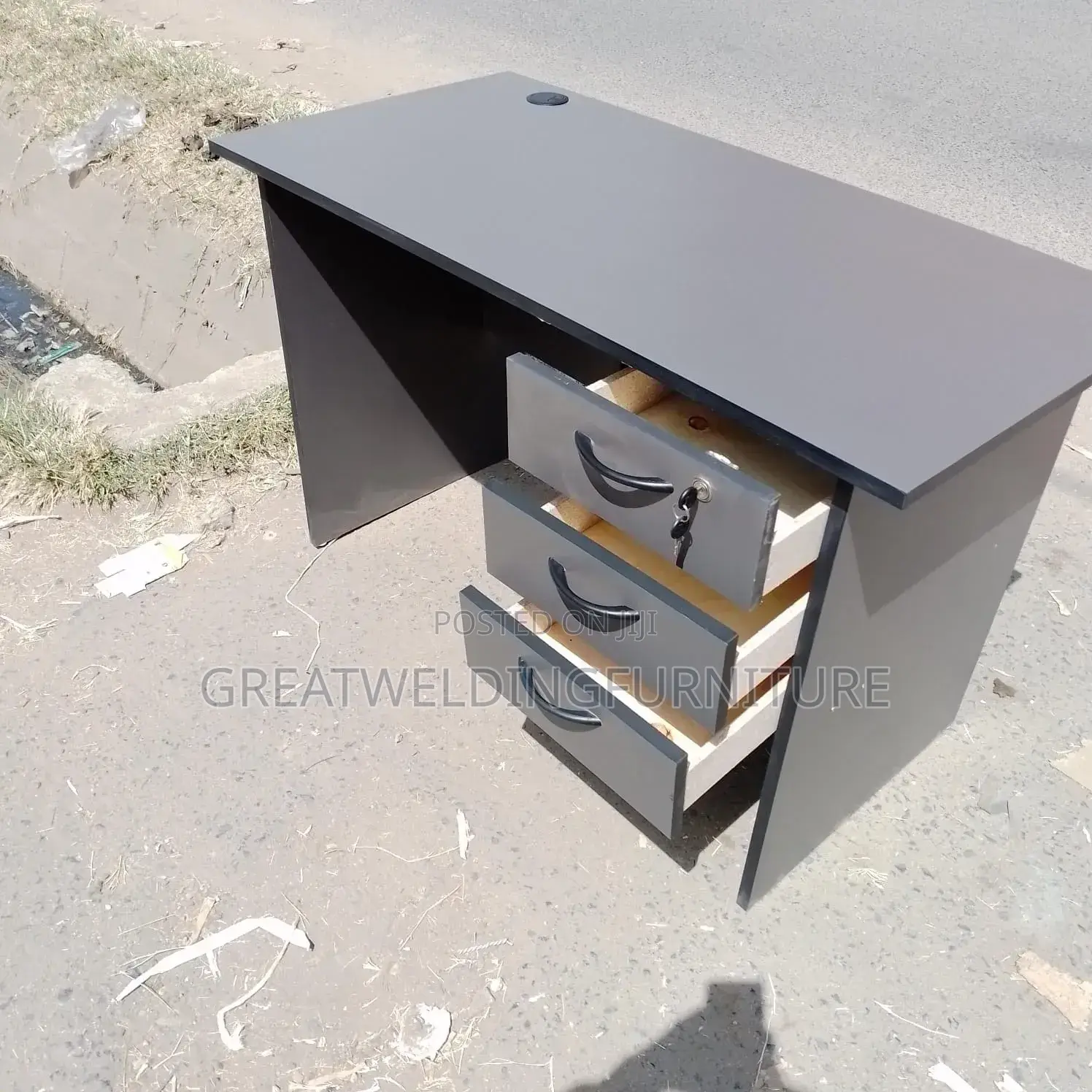 0.9 Modern Desk Z