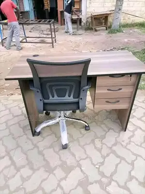Mmodern Desk Paired With Ergonomic Secretarial Mesh Office Chair Z