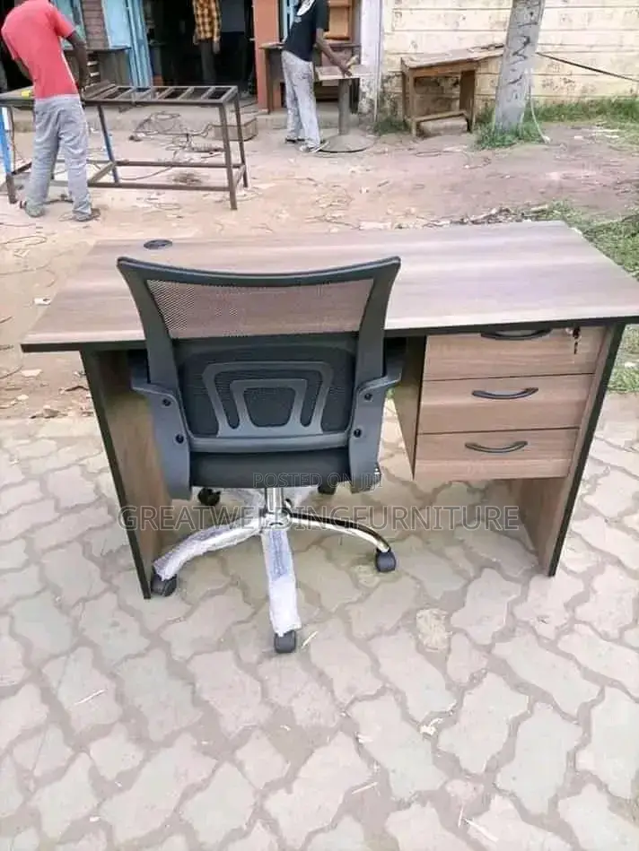 Mmodern Desk Paired With Ergonomic Secretarial Mesh Office Chair Z