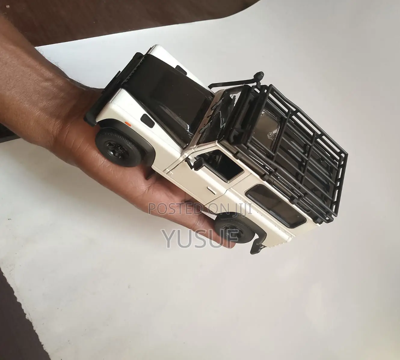 Land Rover Defender Diecast Model Car Scale 1/24