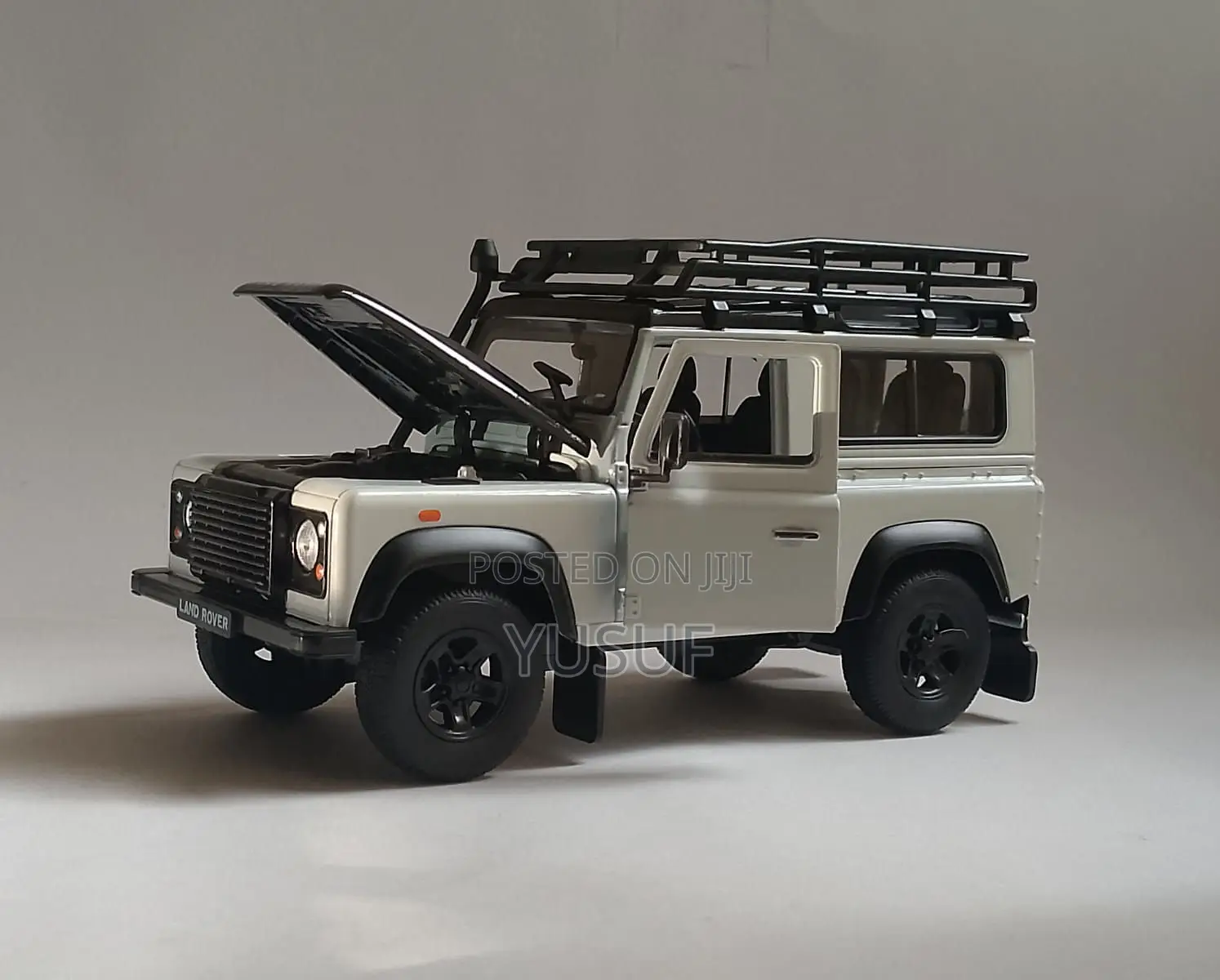 Land Rover Defender Diecast Model Car Scale 1/24