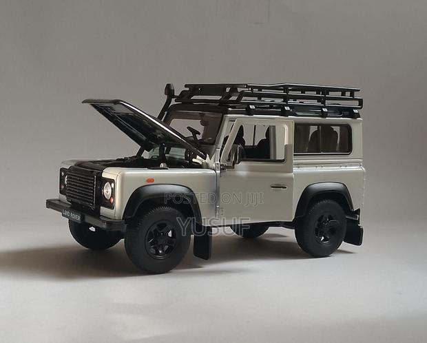 Land Rover Defender Diecast Model Car Scale 1/24