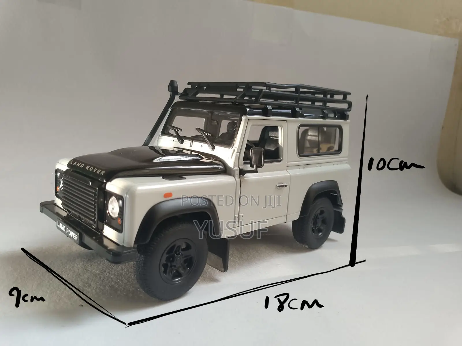 Land Rover Defender Diecast Model Car Scale 1/24