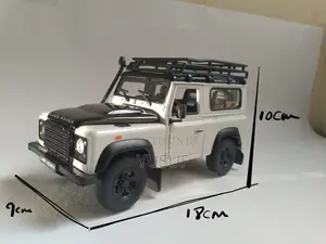 Land Rover Defender Diecast Model Car Scale 1/24