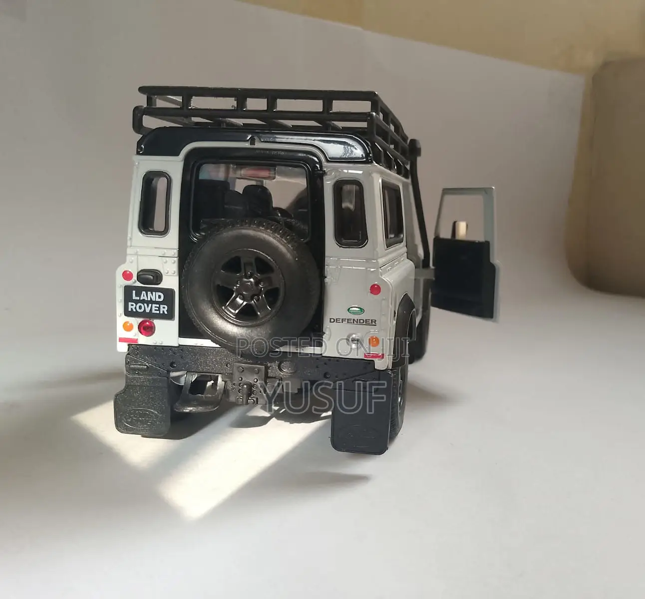 Land Rover Defender Diecast Model Car Scale 1/24