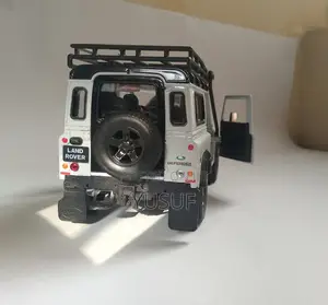 Land Rover Defender Diecast Model Car Scale 1/24