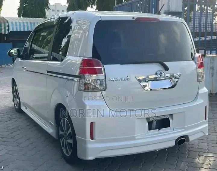 Toyota Spade 2019 White