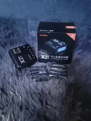 Nikon D5300 Kit + Godox X2t Trigger, Bag, Charger + Extras