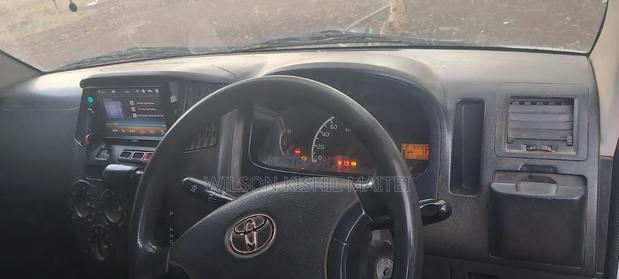 Toyota HiAce 2009 White - thumbnail 9