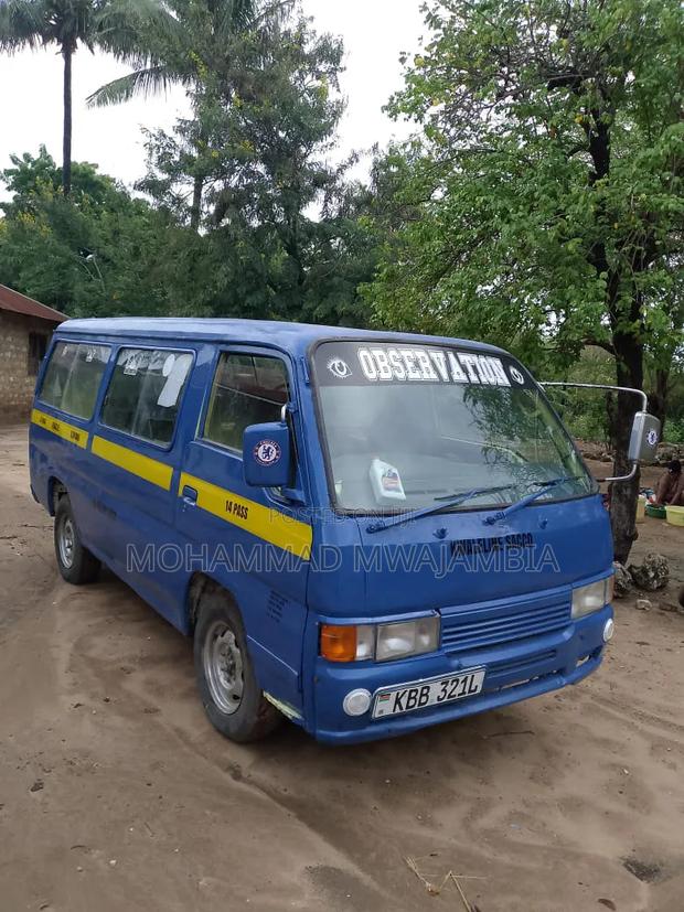 Nissan Caravan (Urvan) 2009 Blue