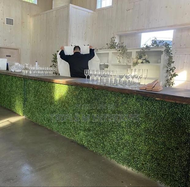 Stylish Countertop Green Boxwood Panels for Hospitality Spaces