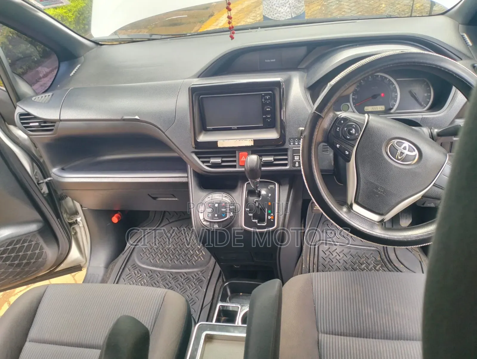 Toyota Noah 2015 Silver