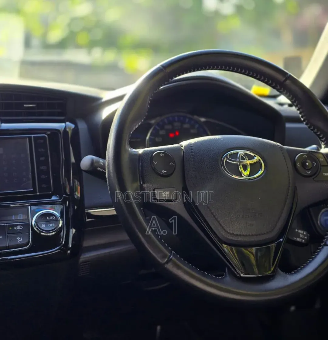 Toyota Corolla Fielder 1.5 Hybrid FWD 2019 Blue