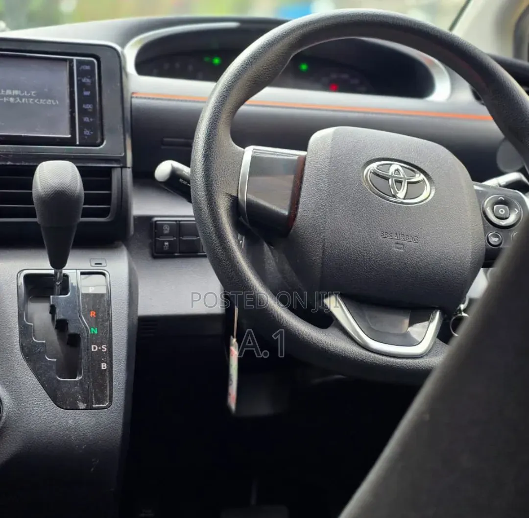 Toyota Sienta 1.5 FWD 2019 Silver