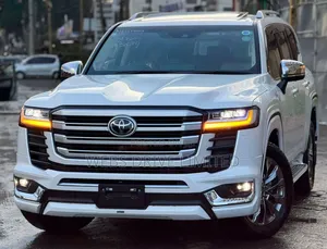 Toyota Land Cruiser LC300 2023 White