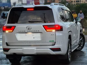 Toyota Land Cruiser LC300 2023 White